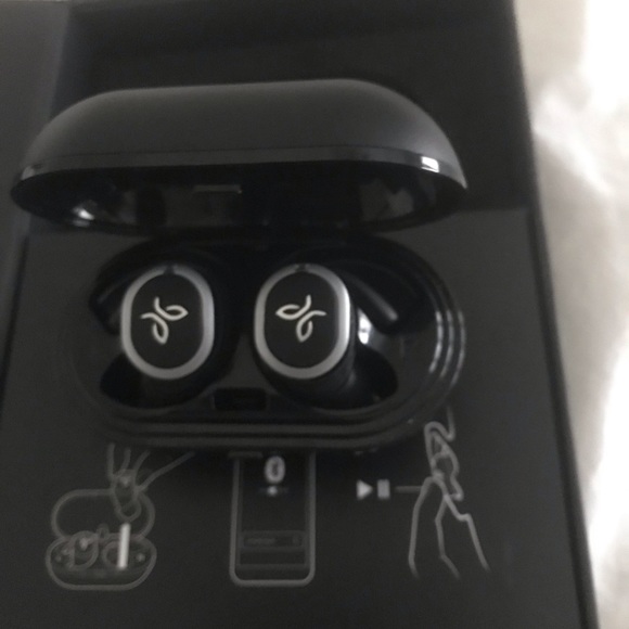 Like New Jaybird Run/walk True Wireless Sport Headphones - Picture 3 of 5
